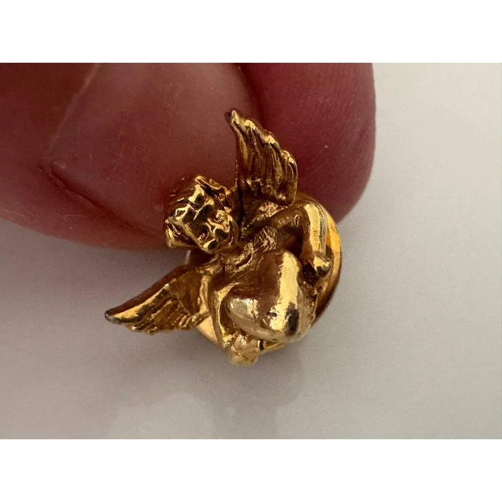 Vintage Gold Tone Cherub Angel Holding Heart Lapel Pin Brooch‎ Tie Tack Unisex